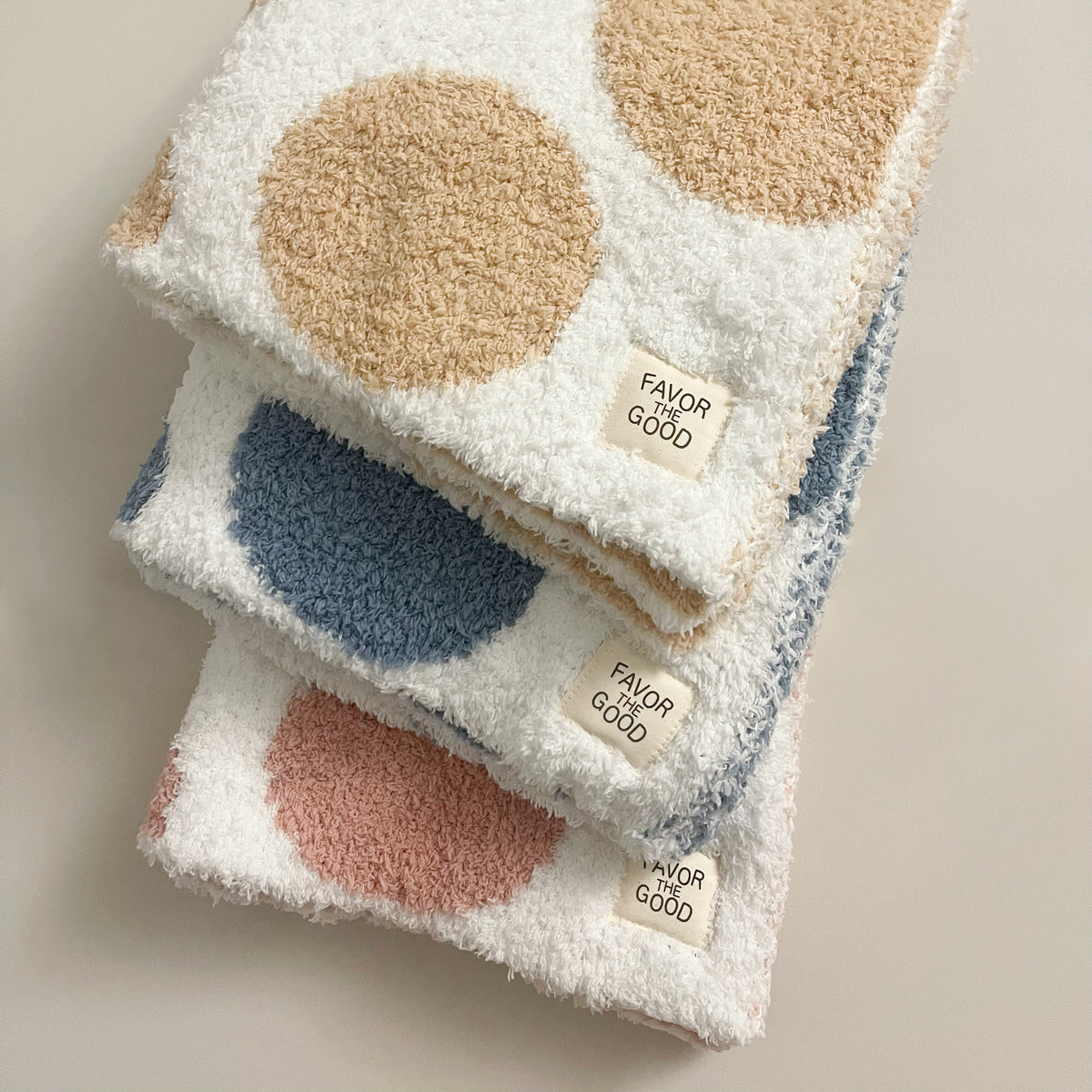 <p>The perfect size for on-the-go — no folding required.</p>